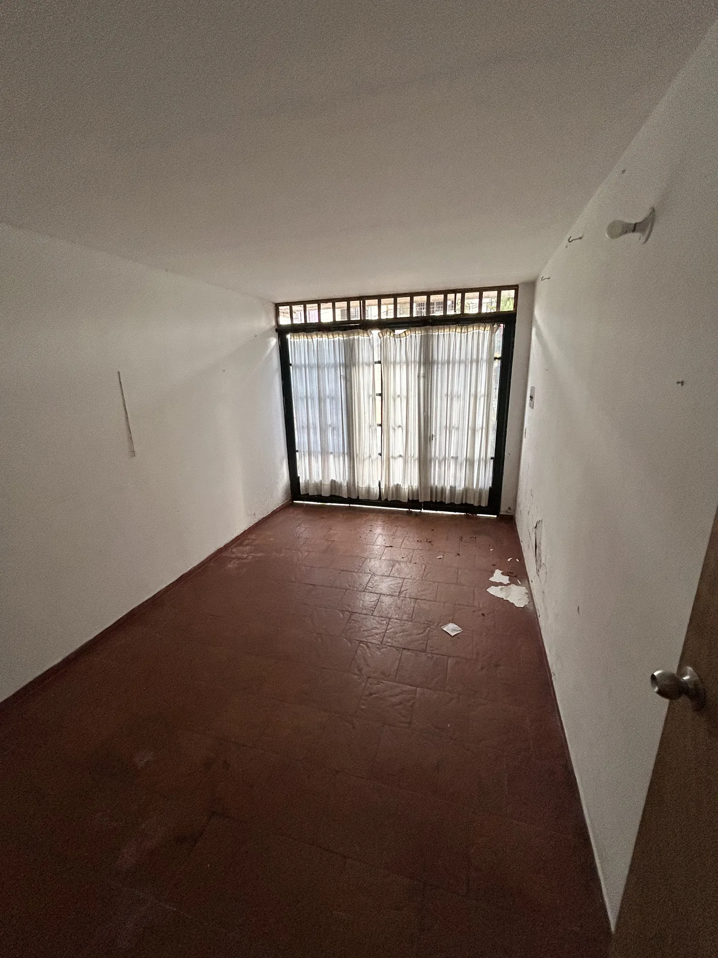Habitación interior antes de la remodelación
