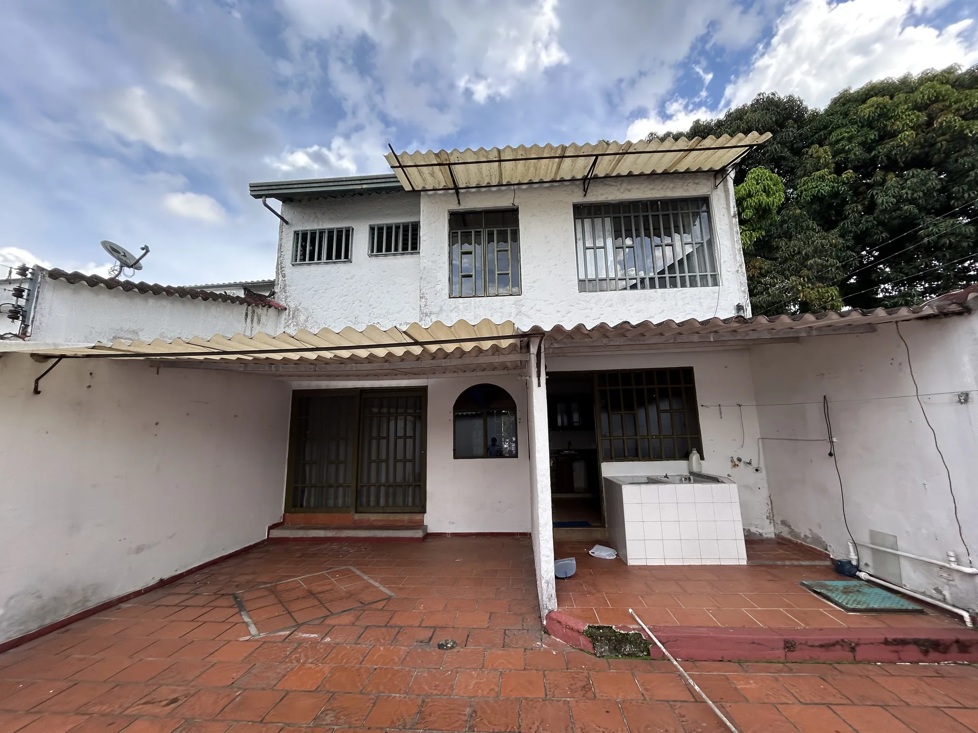 Fachada de la casa antes de la remodelación