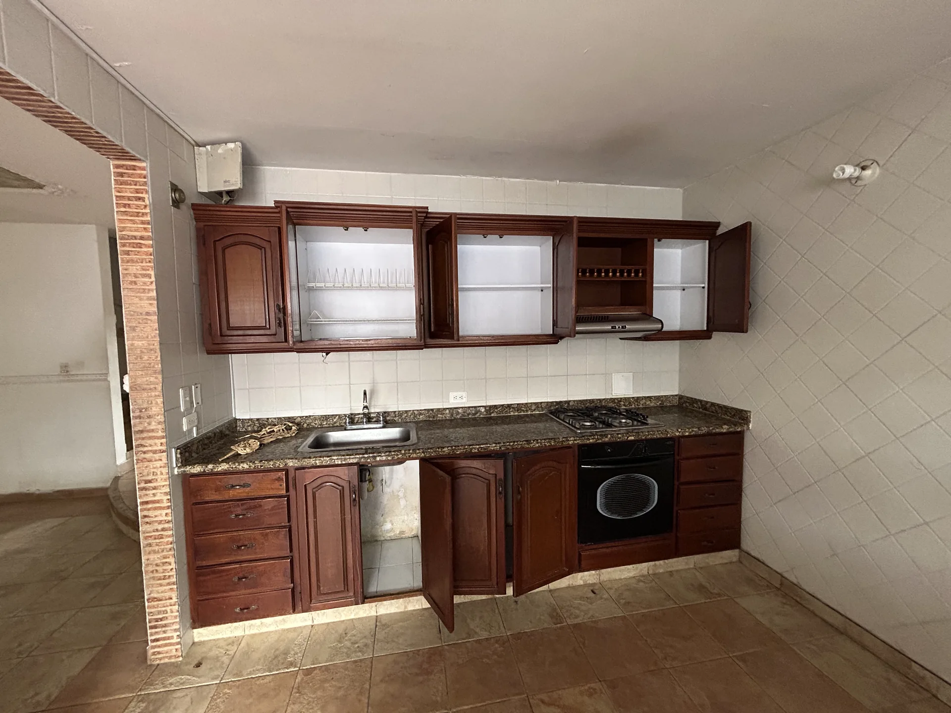 Cocina de madera antes de la remodelación