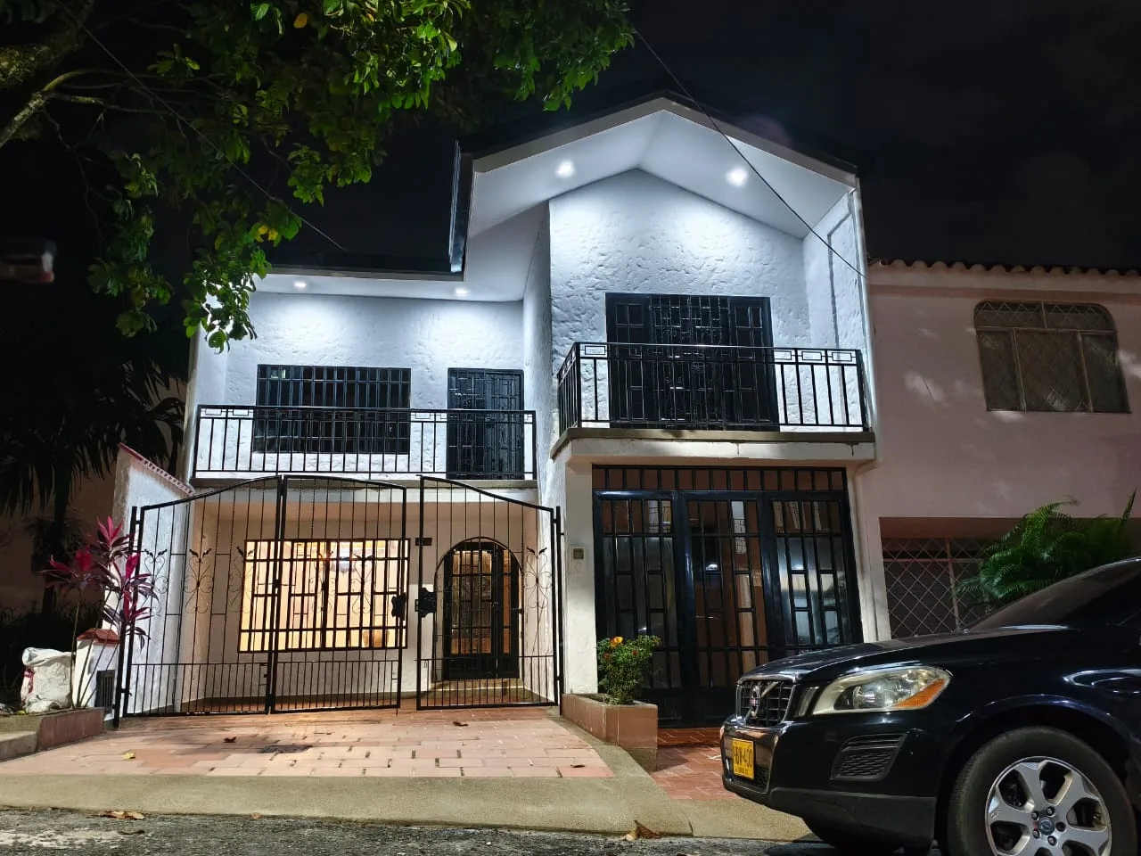 Fachada de la casa renovada e iluminada de noche