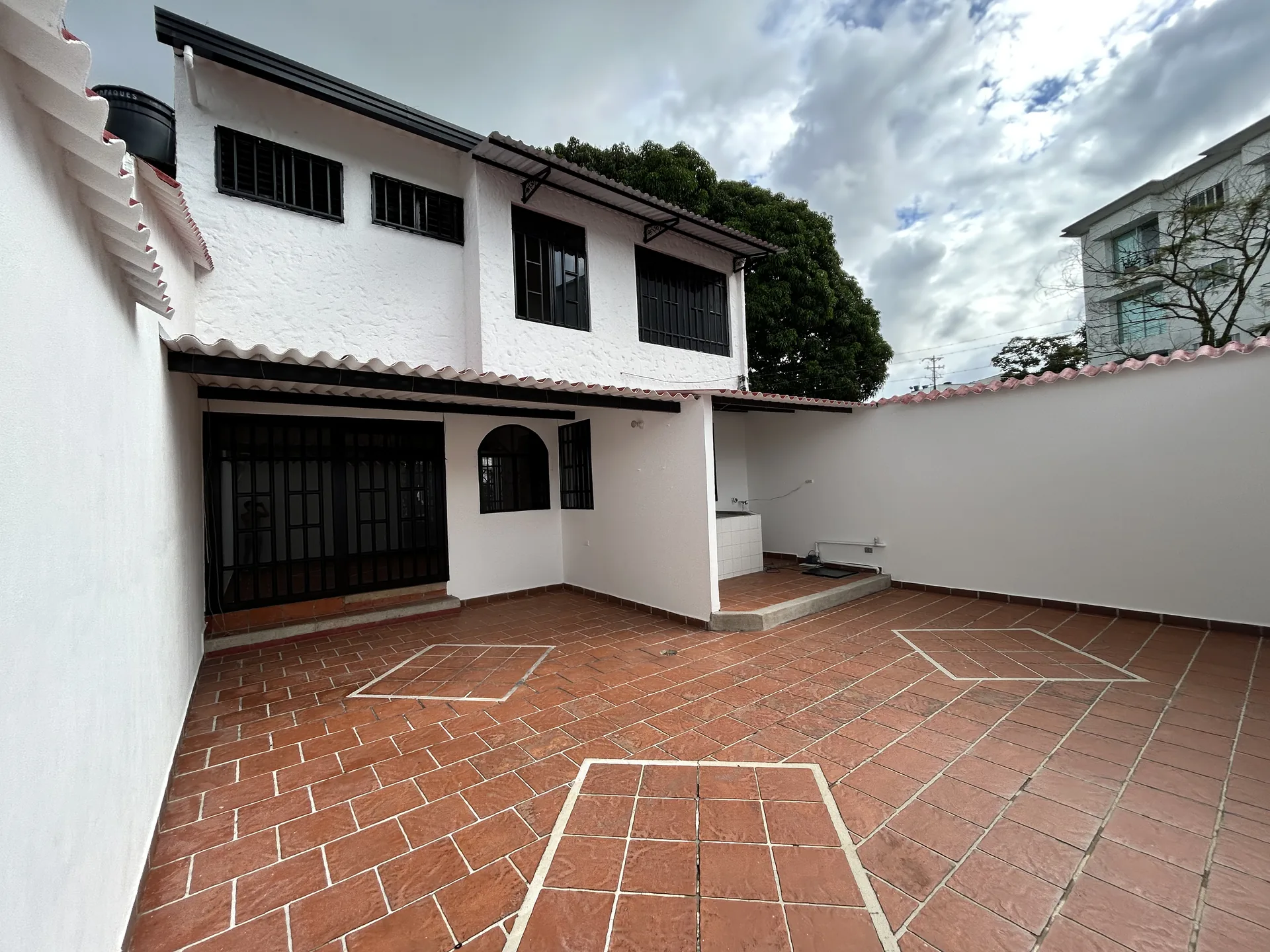 Patio interior remodelado con piso nuevo