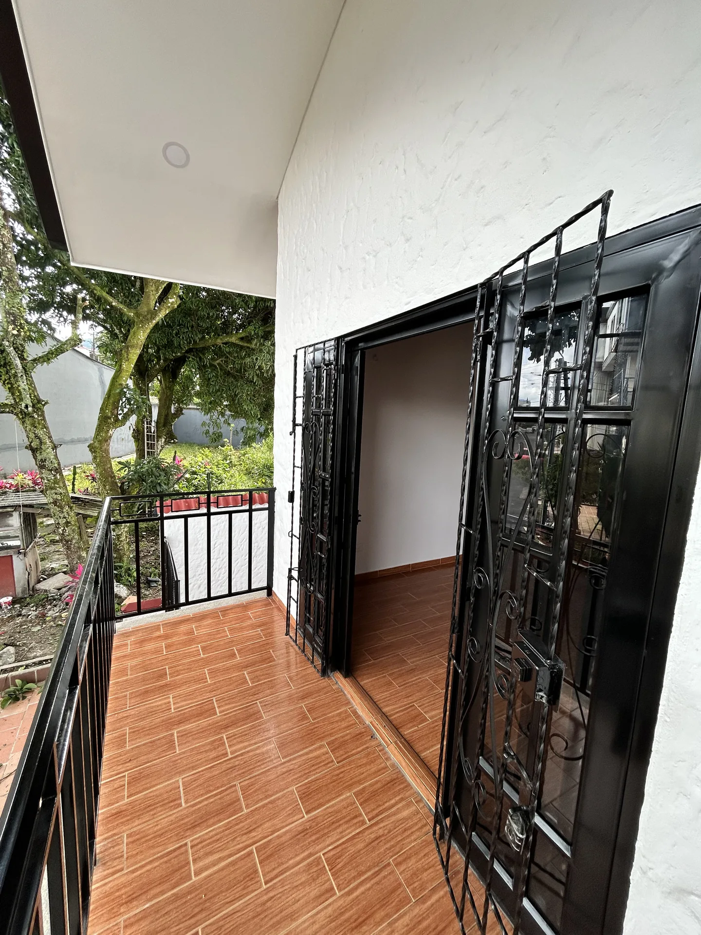 Terraza renovada con baranda y enrejado nuevo
